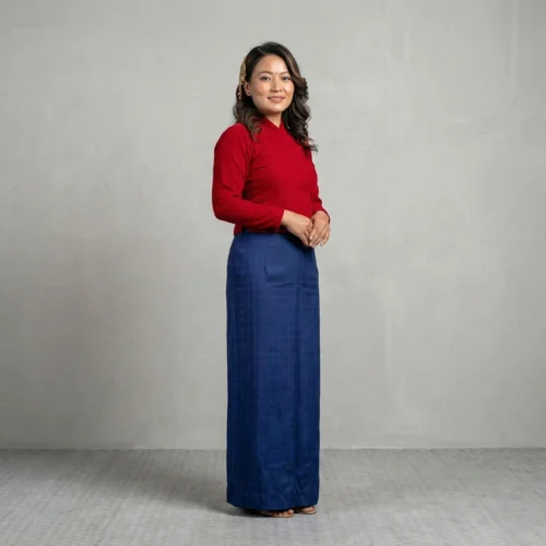 Woman wearing indigo Half Bakhu