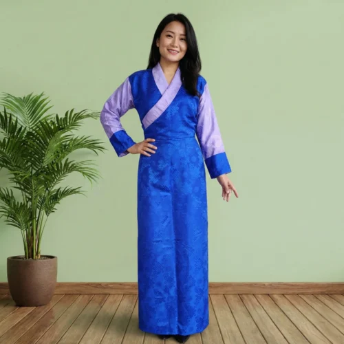 Woman in blue acbakhu with lavender wonju sleeves