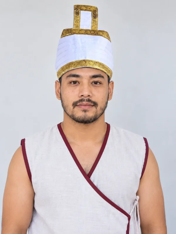 Man wearing white gold rai topi front view